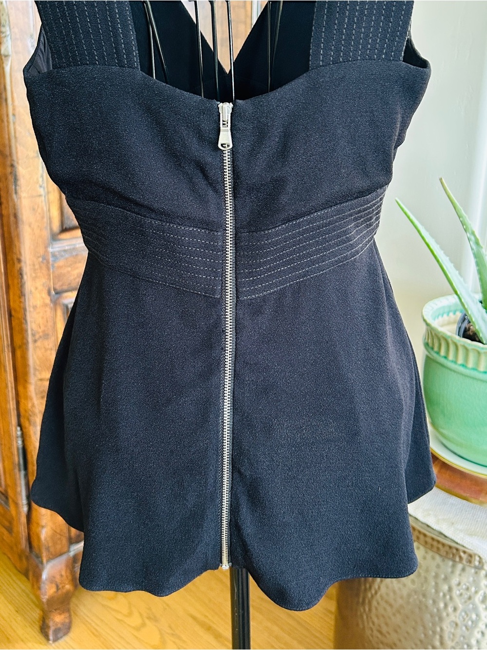 Trouve Women's Black V-Neck Sleeveless Peplum Top Black Large - Picture 5 of 9